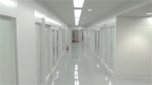 新実験室（廊下ドア窓・壁窓はロールカーテンによるプライバシー保護に対応）