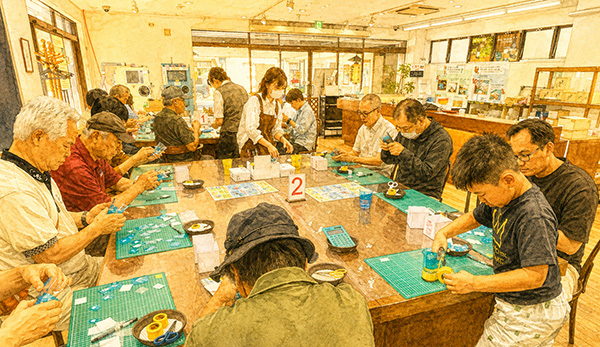 真剣にサンドブラストに勤しむディムコと天龍精密工業の皆さん