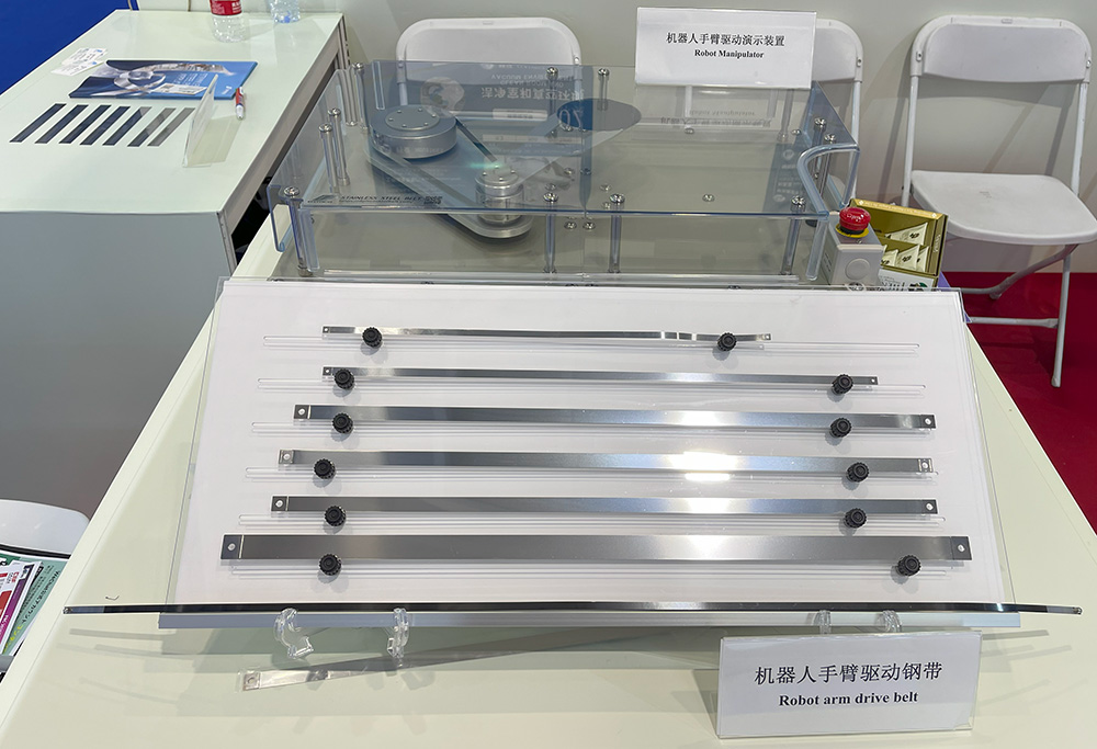 ロボットアームデモ機とオープンベルトの展示