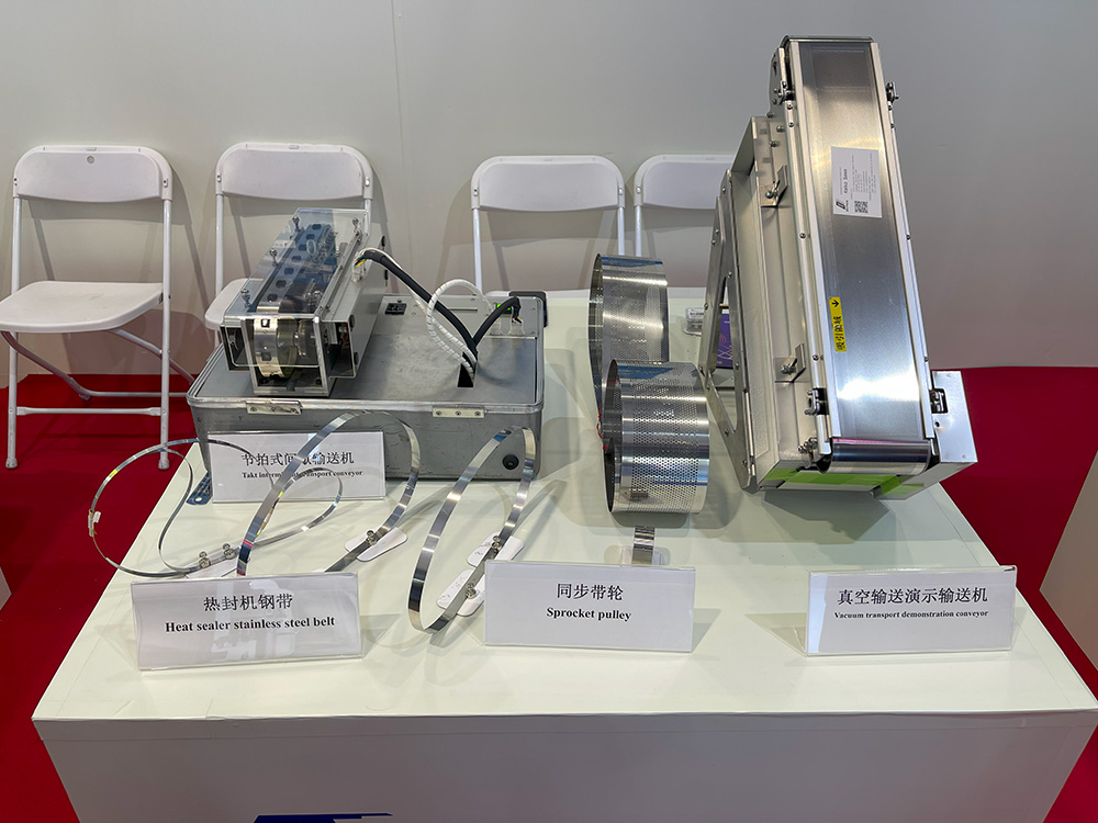 吸引コンベア、タクト搬送コンベアのデモ機とエンドレスベルトの展示
